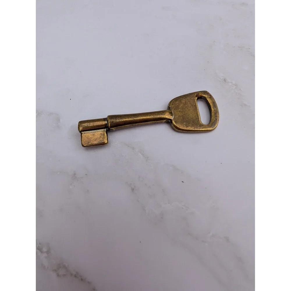 Fossil 1954 Key Charm Antiqued Brass Tone Purse Hangtag Replacement Accessory